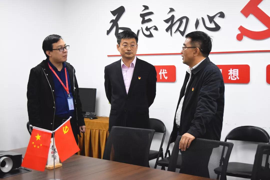 中共安陽市委網(wǎng)信辦主任路玉軍、副主任王曉萌等一行人蒞臨安陽青峰網(wǎng)絡指導工作