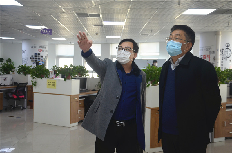 中共安陽(yáng)市委統(tǒng)戰(zhàn)部副部長(zhǎng)、市工商聯(lián)黨組書記郭洪俠一行調(diào)研安陽(yáng)青峰防疫工作和復(fù)工復(fù)產(chǎn)情況