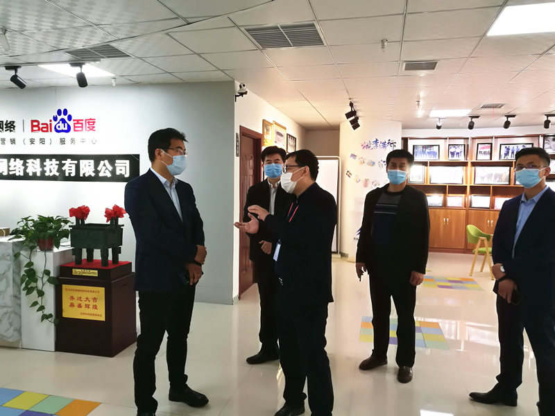 安陽(yáng)市商務(wù)局副局長(zhǎng)張躍勇，攜同天津伍創(chuàng)電子商務(wù)有限公司李富民一行蒞臨安陽(yáng)青峰網(wǎng)絡(luò)參觀指導(dǎo)??！
